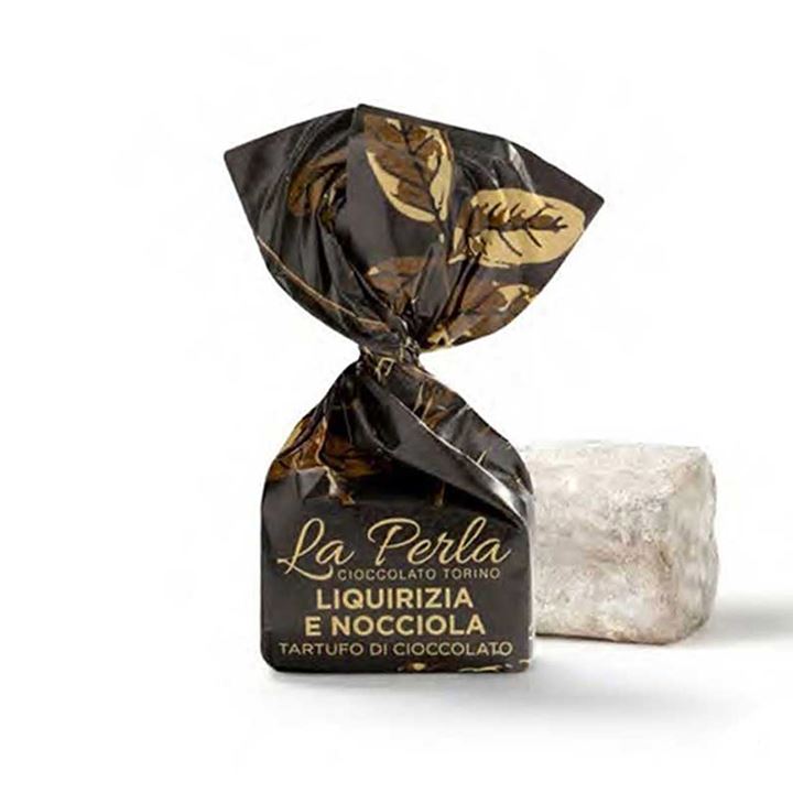 Bild på Vit chokladtryffel med lakrits, havssalt & hasselnötter