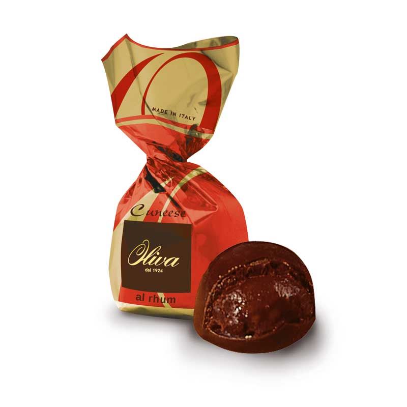 Mörk chokladpralin med krämig romfyllning