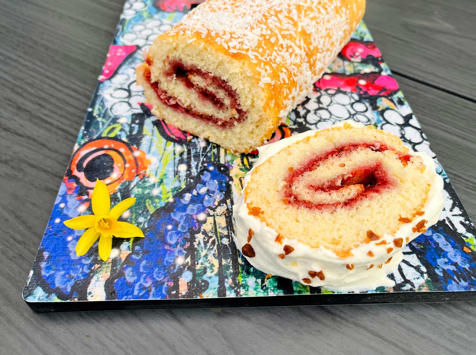 Klassisk rulltårta med hallon- & flädersylt